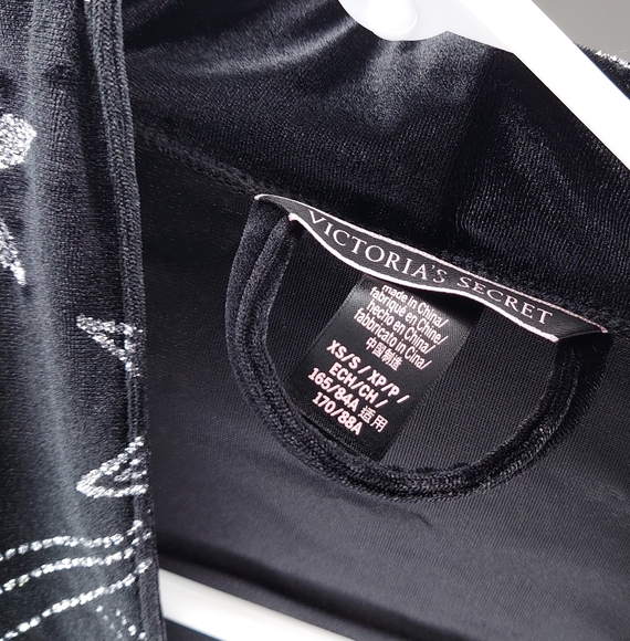 Victoria's Secret Velour Robe Womens XS/S Black Silver Sparkle Stars Logo Belt - Picture 9 of 9